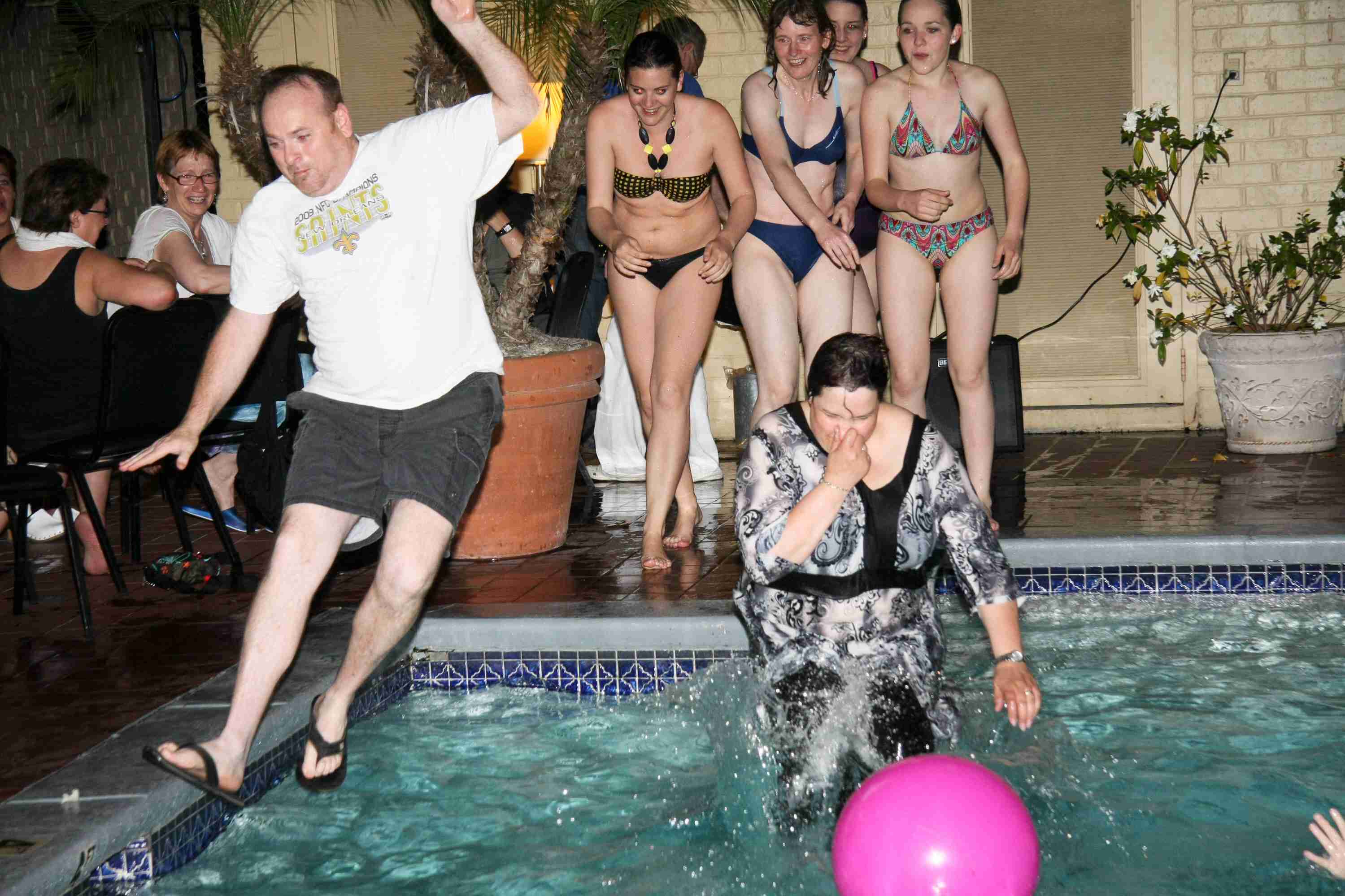 hotelmanager in den pool